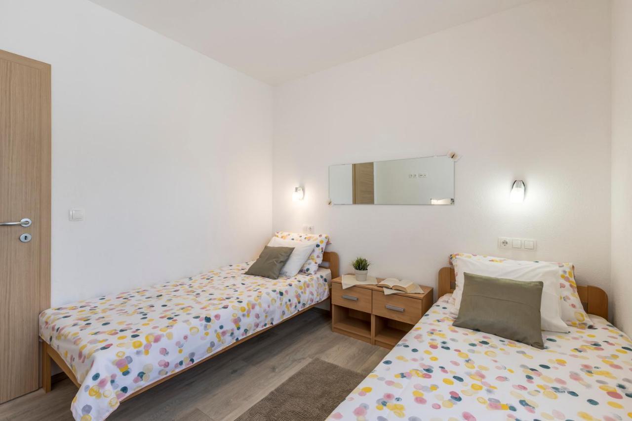 טרוגיר Apart Sa Terasom 250M Od Plaze,Parking,Wi Fi,Rostilj מראה חיצוני תמונה