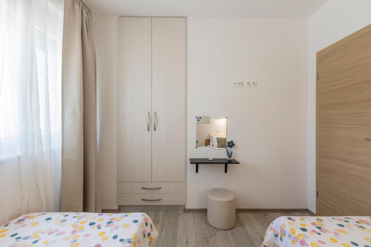 טרוגיר Apart Sa Terasom 250M Od Plaze,Parking,Wi Fi,Rostilj מראה חיצוני תמונה
