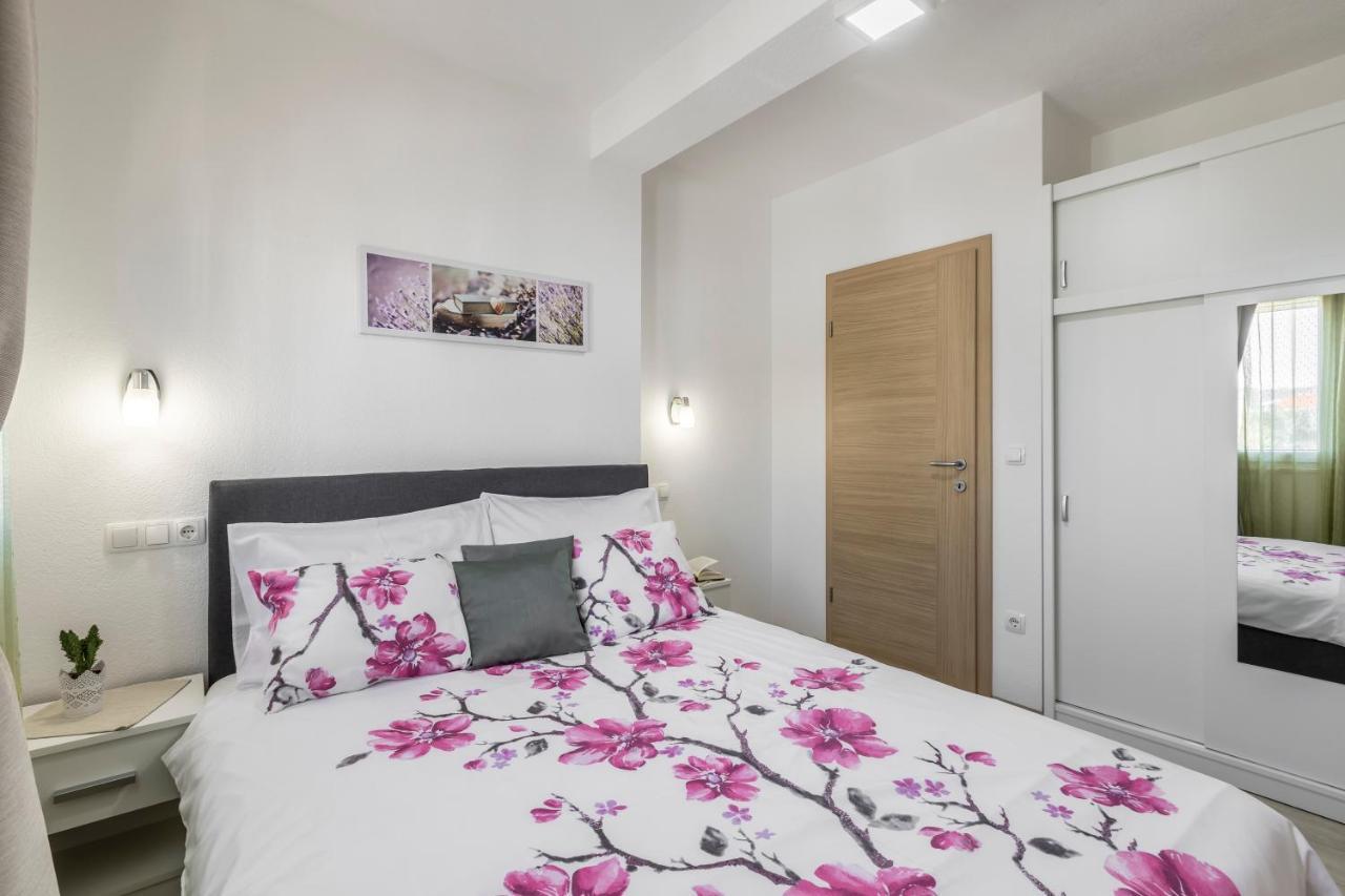 טרוגיר Apart Sa Terasom 250M Od Plaze,Parking,Wi Fi,Rostilj מראה חיצוני תמונה