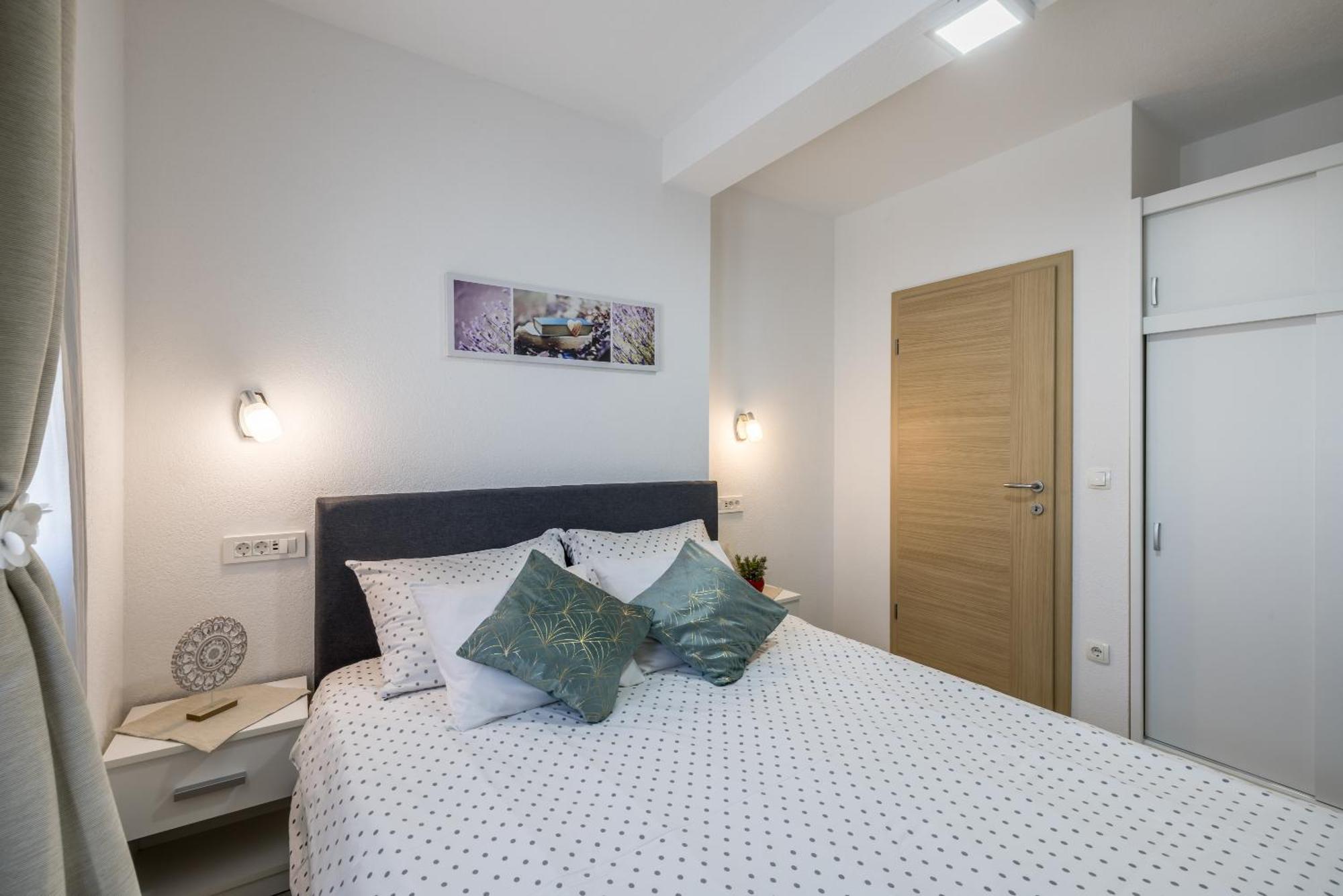 טרוגיר Apart Sa Terasom 250M Od Plaze,Parking,Wi Fi,Rostilj מראה חיצוני תמונה