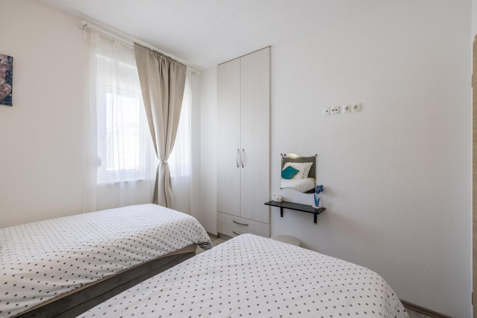 טרוגיר Apart Sa Terasom 250M Od Plaze,Parking,Wi Fi,Rostilj מראה חיצוני תמונה