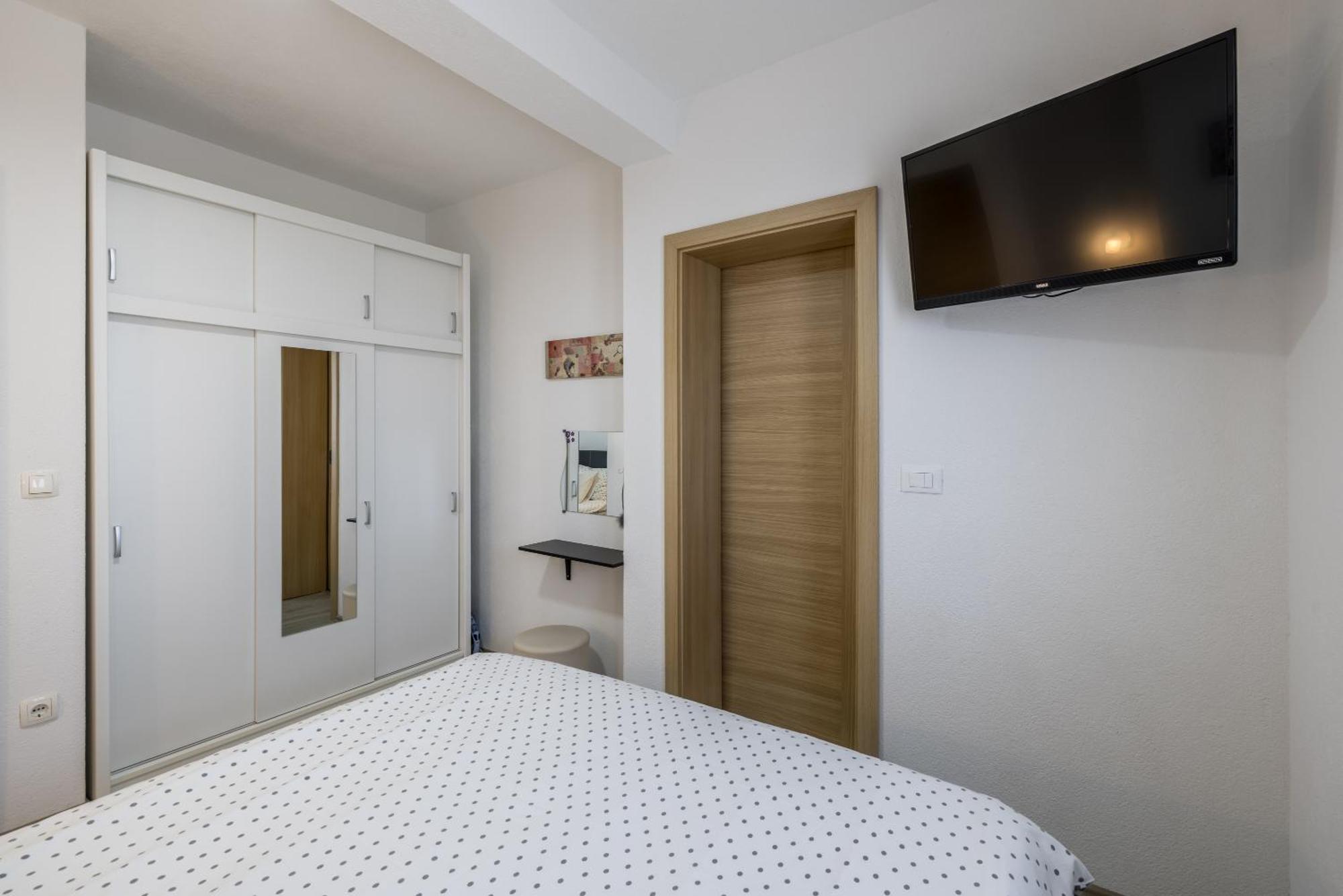 טרוגיר Apart Sa Terasom 250M Od Plaze,Parking,Wi Fi,Rostilj מראה חיצוני תמונה