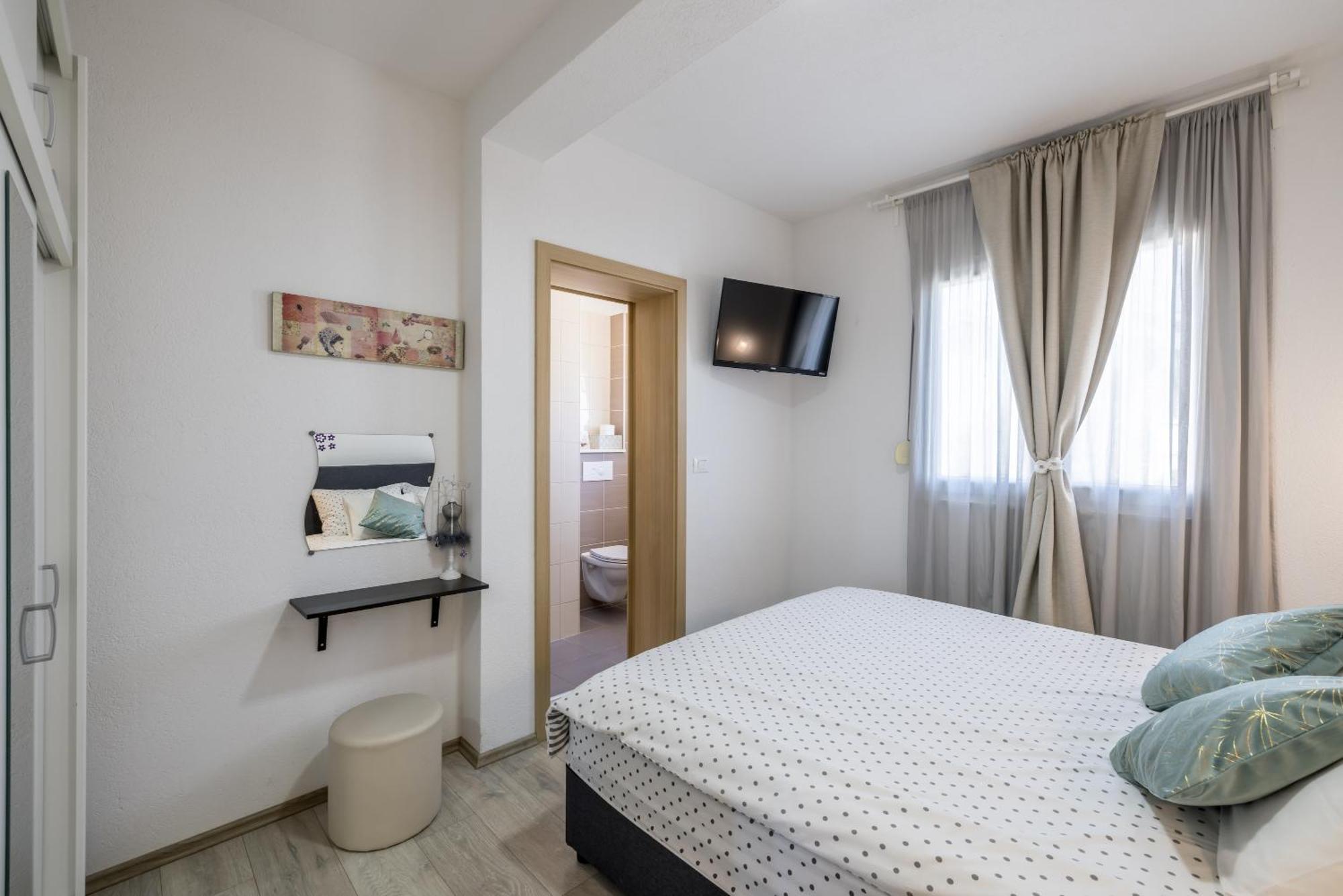 טרוגיר Apart Sa Terasom 250M Od Plaze,Parking,Wi Fi,Rostilj מראה חיצוני תמונה