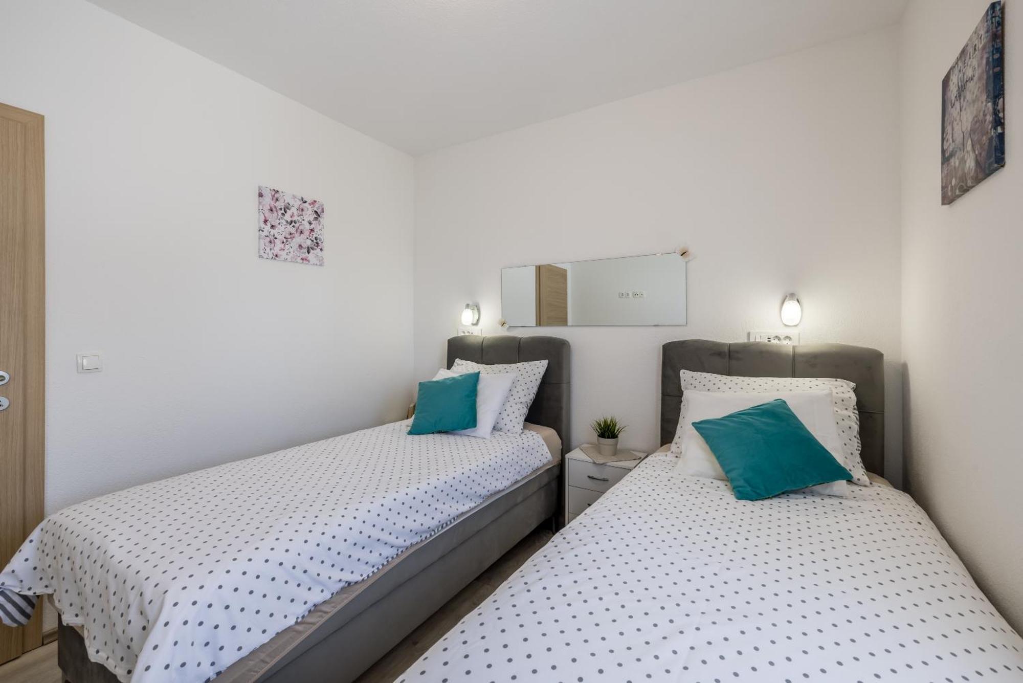 טרוגיר Apart Sa Terasom 250M Od Plaze,Parking,Wi Fi,Rostilj מראה חיצוני תמונה