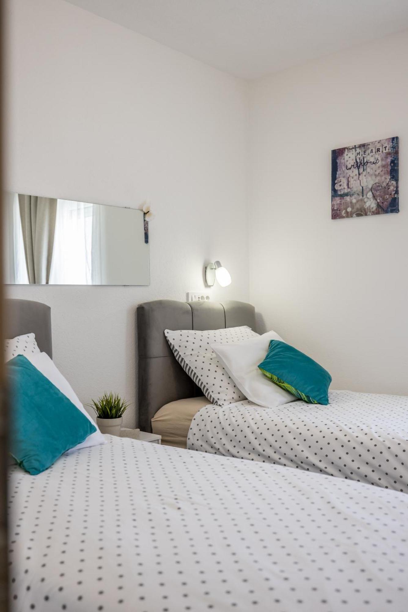 טרוגיר Apart Sa Terasom 250M Od Plaze,Parking,Wi Fi,Rostilj מראה חיצוני תמונה