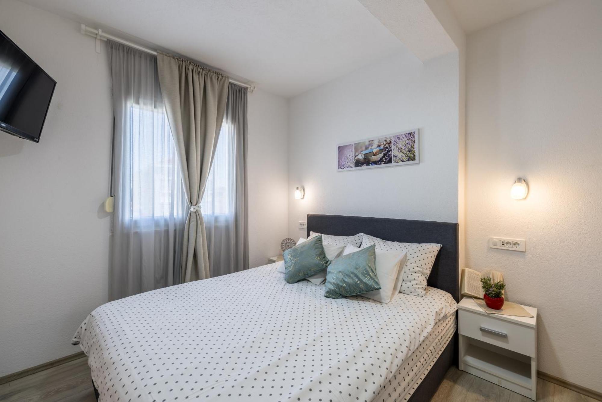 טרוגיר Apart Sa Terasom 250M Od Plaze,Parking,Wi Fi,Rostilj מראה חיצוני תמונה